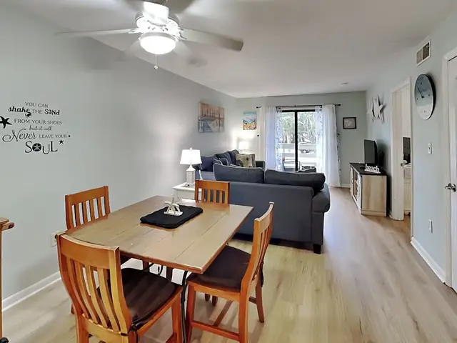 Dining area at Fiddler’s Cove 10G